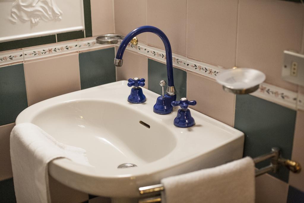 Hotel Villino Della Flanella Modena Zimmer foto